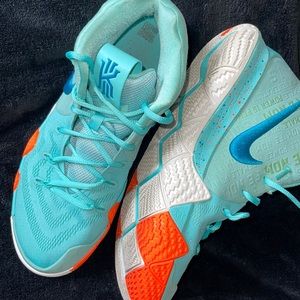Nike Kyrie’s Size 11 Men Lightly Worn